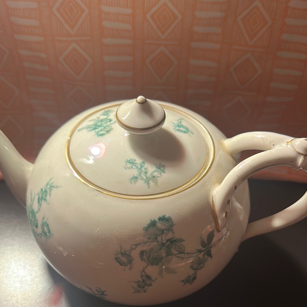 Elegant White and Green Floral Teapot - Picture 2 of 3